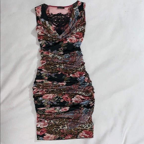 👀 at the BACK of this stunning dress! - Picture 2 of 8